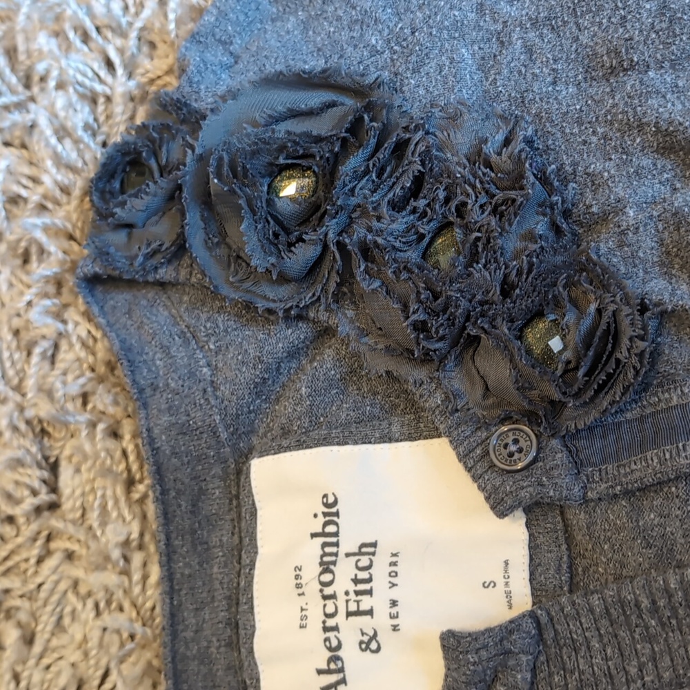 ⭐2/$20 Abercrombie & Fitch Gray Cardigan - Picture 3 of 6